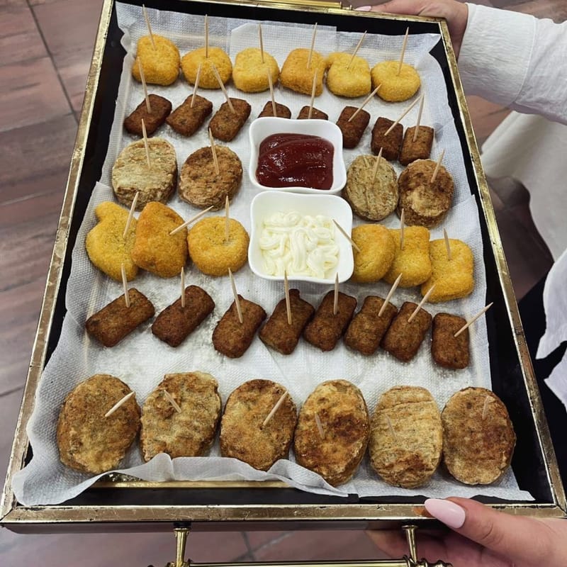 Etkinlik için hazırlanan sıcak yemek tabakları