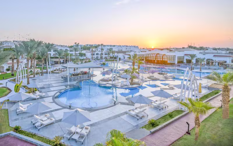 مسبح وحدائق منتجع JAZ Sharm Dreams وقت الغروب