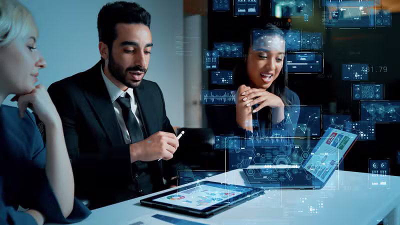 Equipe analisando telas de sistema de gestão empresarial em ambiente corporativo