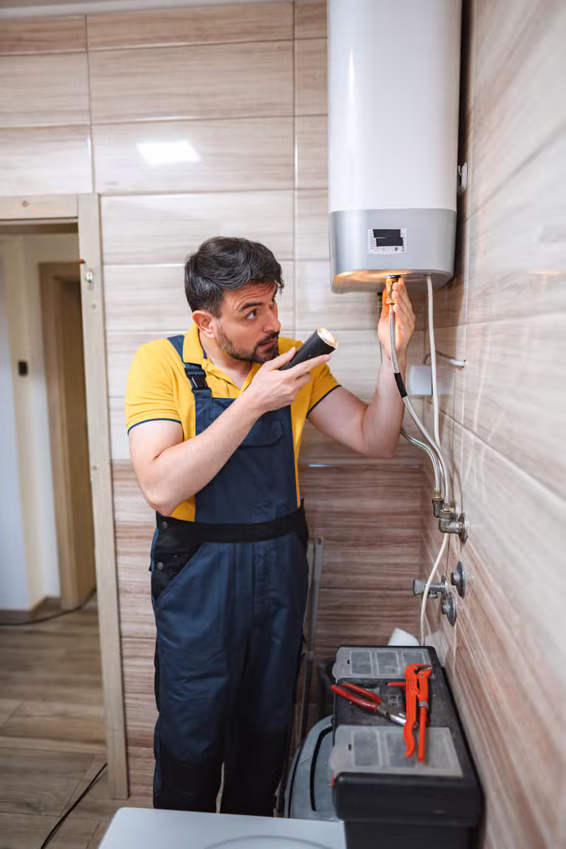 Plomero profesional realizando una instalación sanitaria
