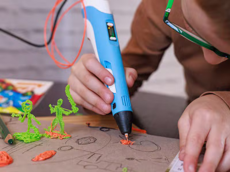 Impressora 3D produzindo um brinquedo educativo colorido