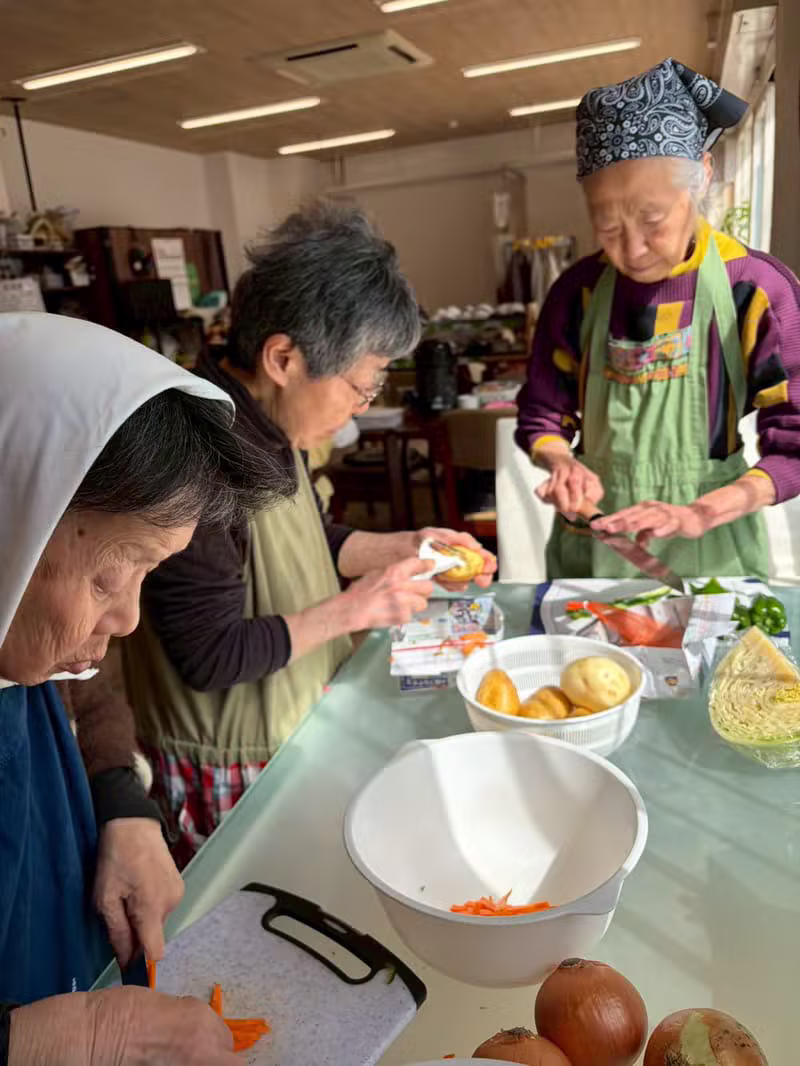昼食づくりの様子