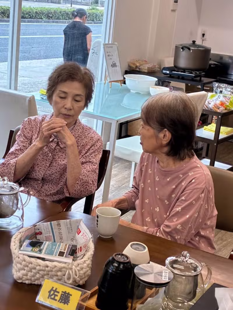 お茶のみ・語らいの様子