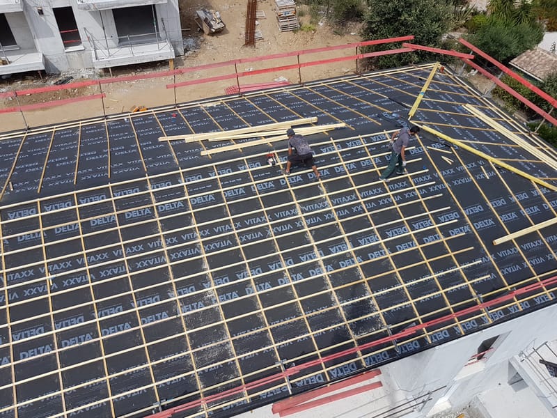 Détail de couverture en tuiles posées avec soin