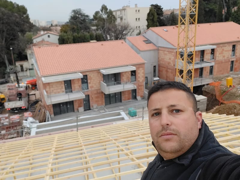 Artisan charpentier façonnant le bois dans son atelier
