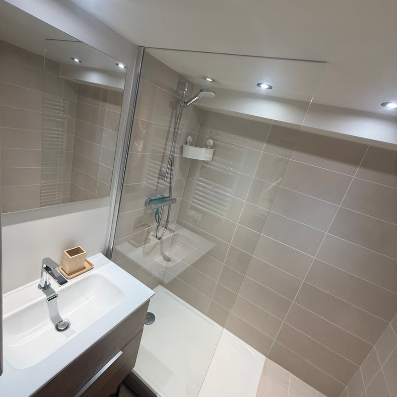 Salle de bain avec douche à l'italienne