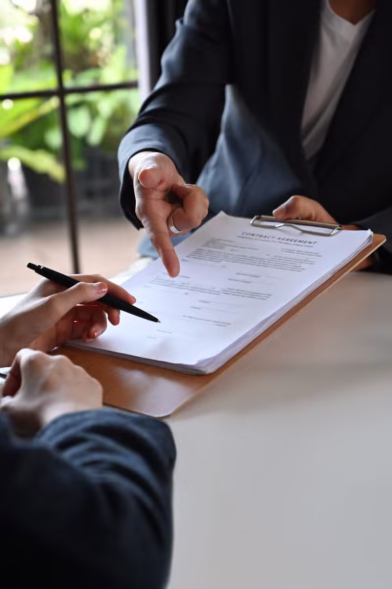 Advogado especializado em direito imobiliário analisando documentos e contratos de imóveis em escritório
