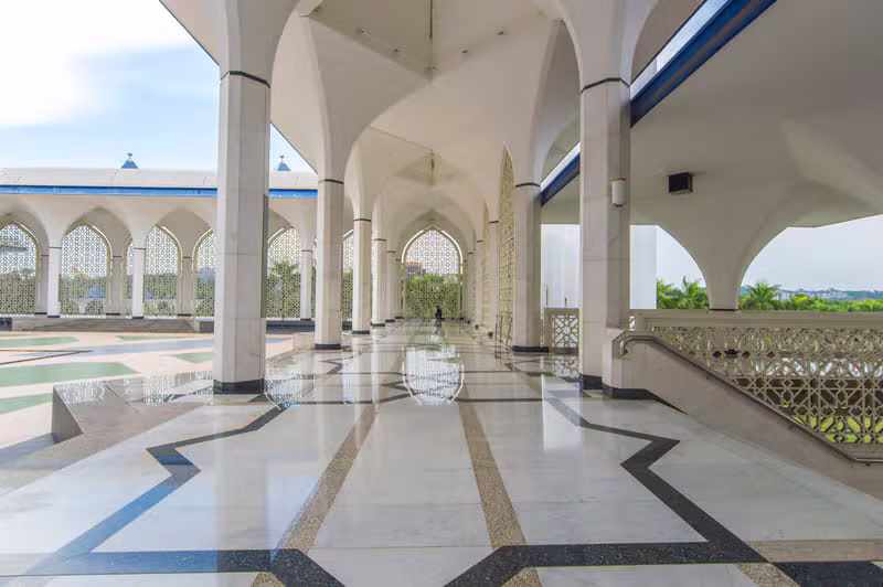 Rayonnages d'une bibliothèque remplis d'ouvrages islamiques et de Corans