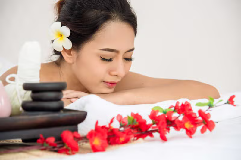 Huiles de massage et bougies dans le salon