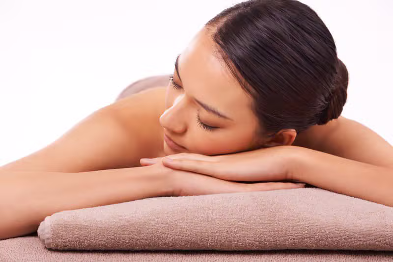 Praticienne réalisant un massage Kobido