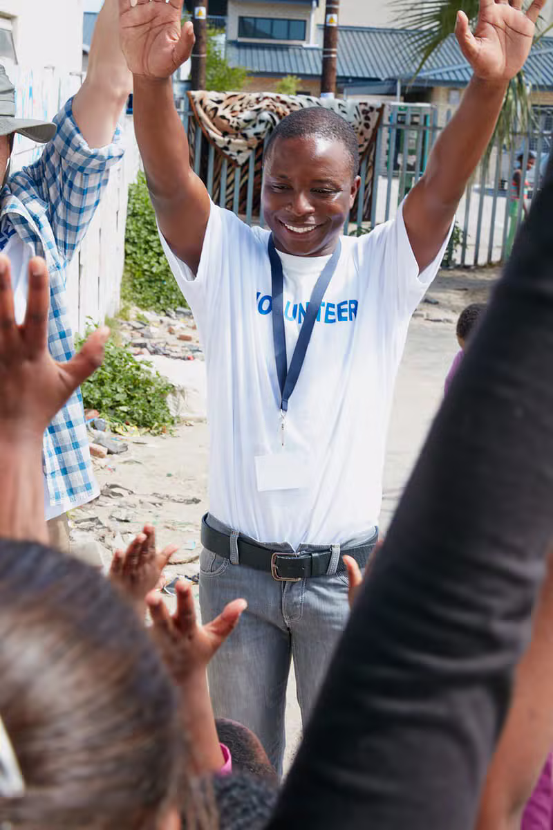A volunteer delivering groceries on a home visit