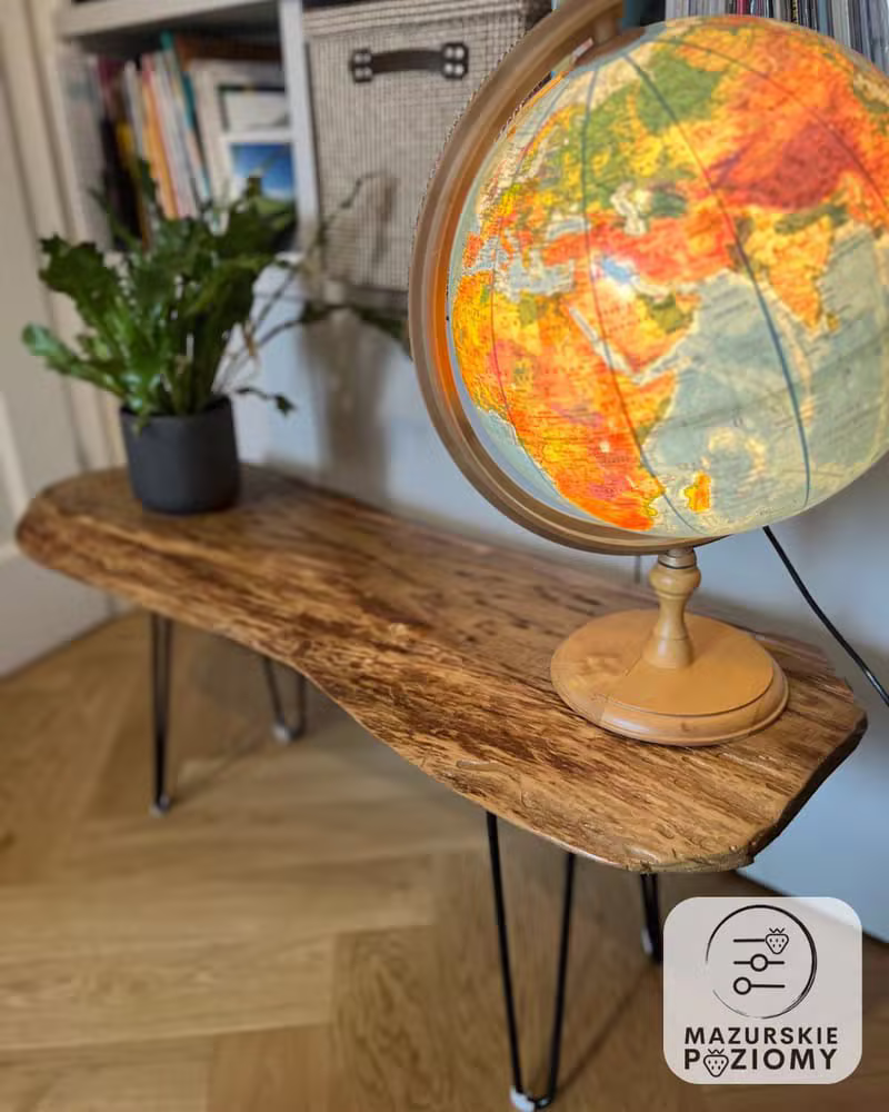 Stolik nocny — mebel z litego drewna