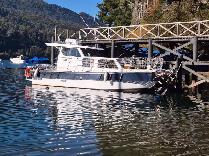 Embarcación CHARLI 1 amarrada al muelle de madera en Bahía Manzano, Villa La Angostura