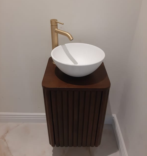 Salle de bain moderne avec une installation de plomberie soignée