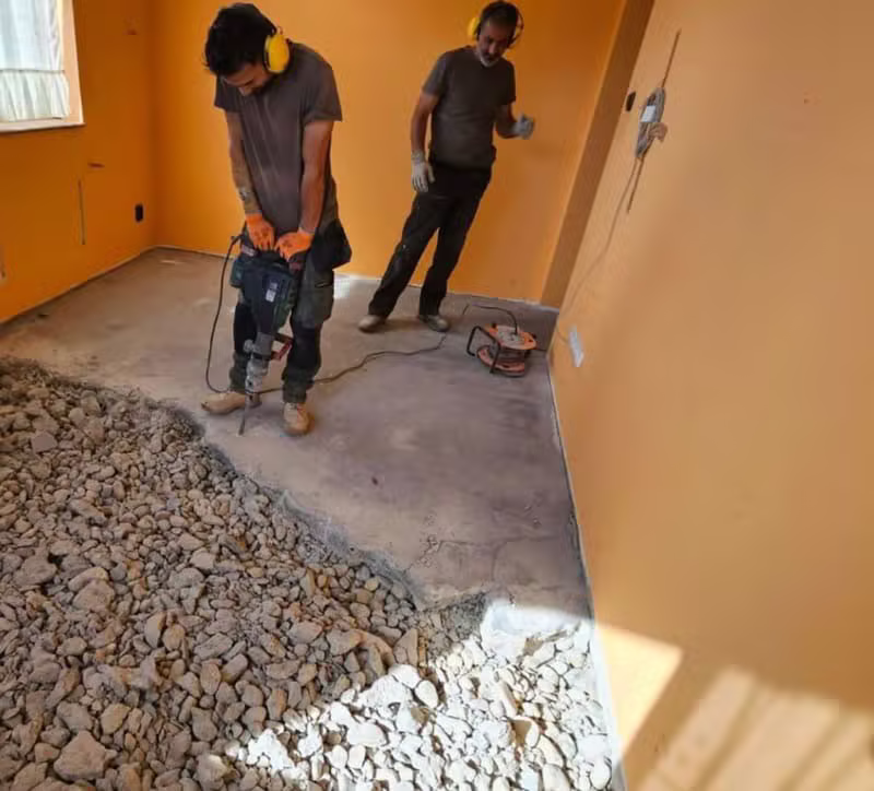 Betonbontás és aljazat eltávolítása munkagéppel