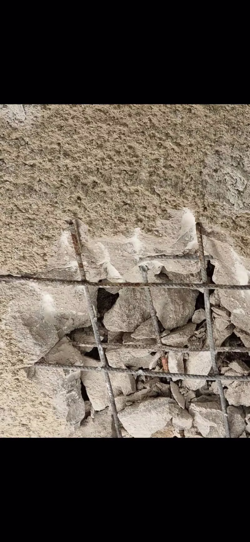 Vasalt beton bontása és a vasalás feltárása