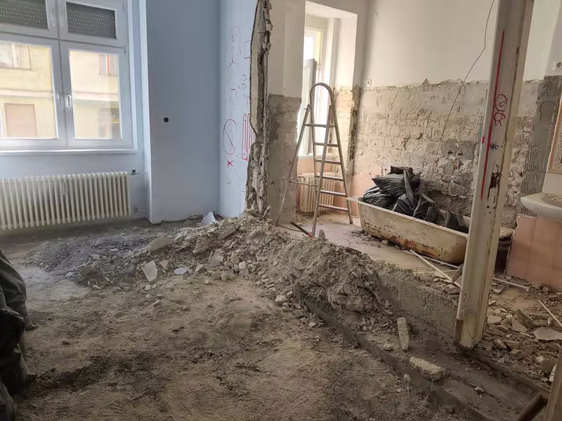 Fürdőszoba és válaszfal bontása, sitt a fürdőkádban