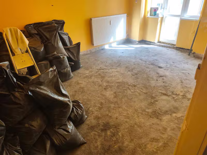 Fekete sittes zsákok sorakoztatva egy lakásban bontás közben