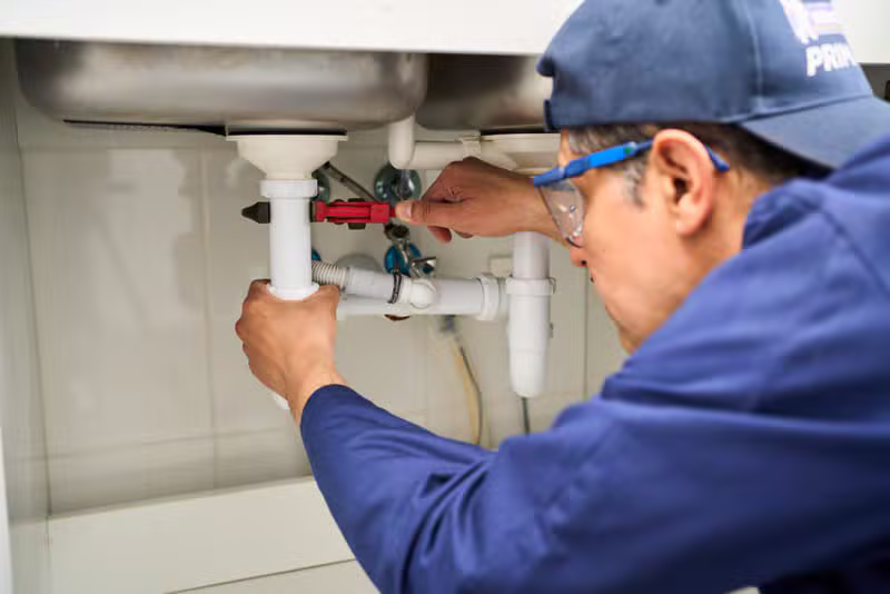 Réparation d'une fuite de canalisation à Comines