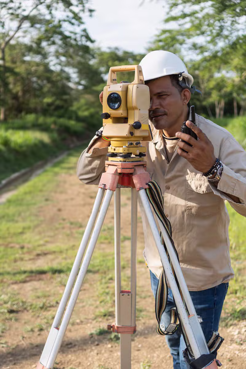 Topograf GEOMAP EXPERT efectuând măsurători pe teren cu stație totală