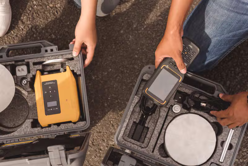 Echipament GNSS folosit de echipa GEOMAP EXPERT pe teren