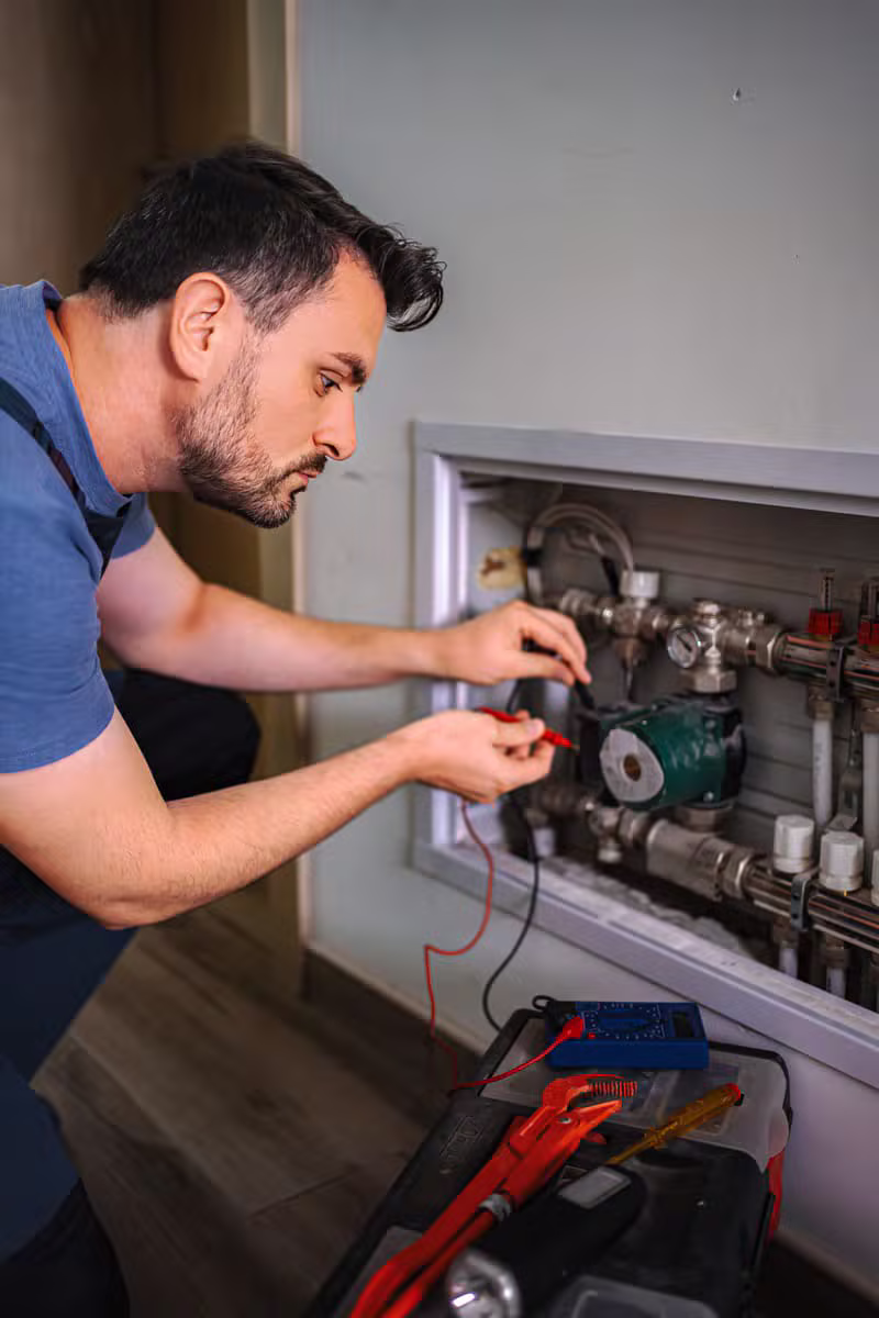 Plombier chauffagiste ENGR Travaux en intervention sur une installation de chauffage à Guenange