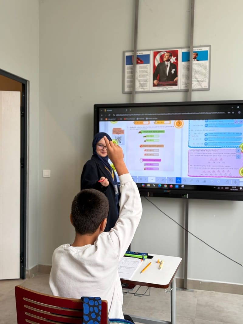 İlkokul öğrencilerinin okul bahçesinde vakit geçirmesi