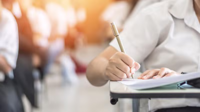 Consegna di un diploma a uno studente