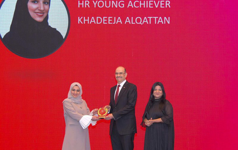 تكريم خديجة القطان بجائزة HR Young Achiever 2025 خلال مؤتمر الموارد البشرية