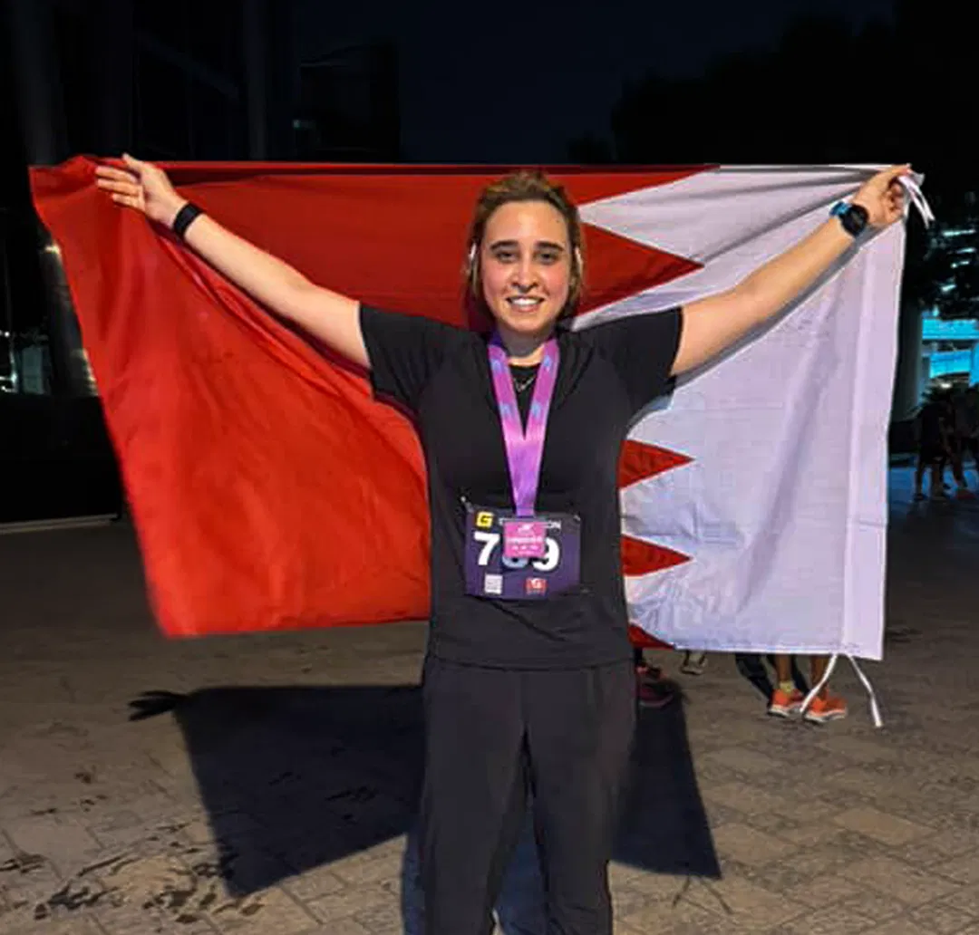العدّاءة البحرينية فاتن فيصل تنهي الـ 10 كيلومترات بنجاح في سباق سكيتشرز الليلي للجري بدبي