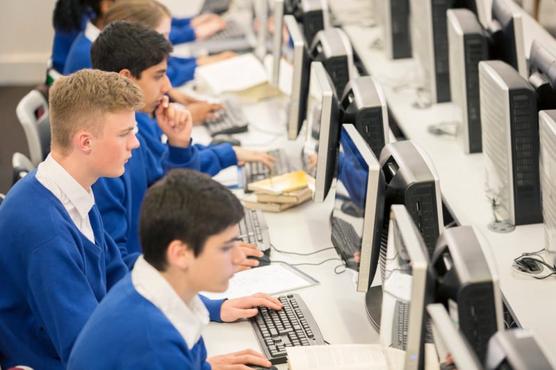 IT (Information Technology)