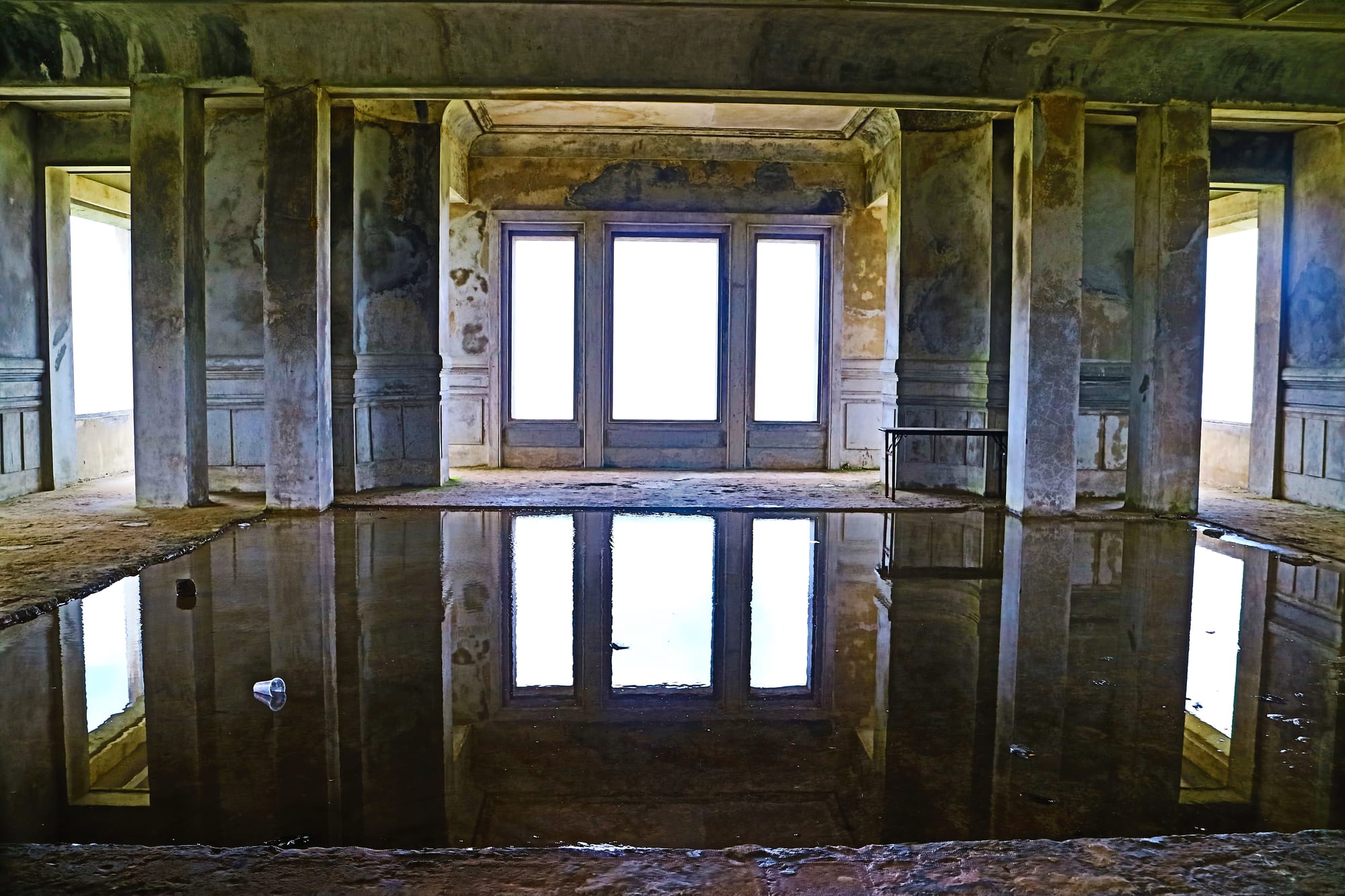 O QUARTO DOS ESPELHOS