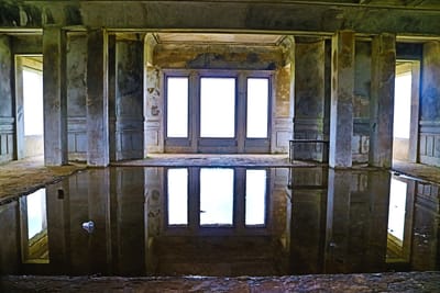 O QUARTO DOS ESPELHOS