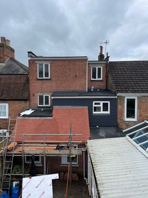 4 bitumen flat roofs, 1 lean-to-roof with sanded plain tiles and facade with fibercement slates