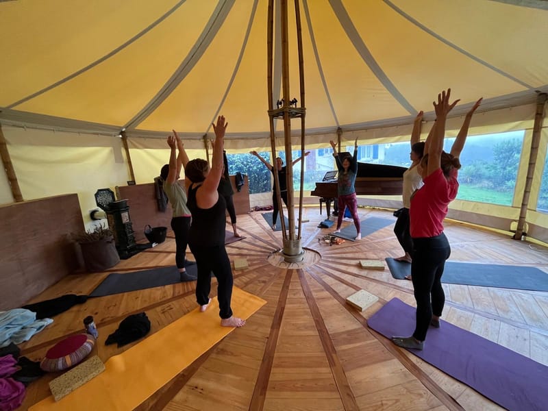 Stage Yoga Beg Leguer