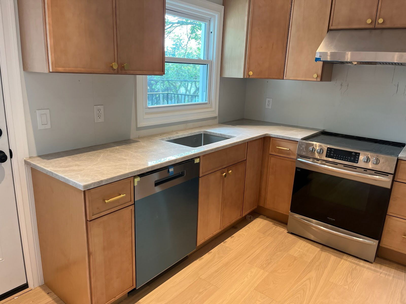 Slim shaker Oak with TJ mahal Quartzite
