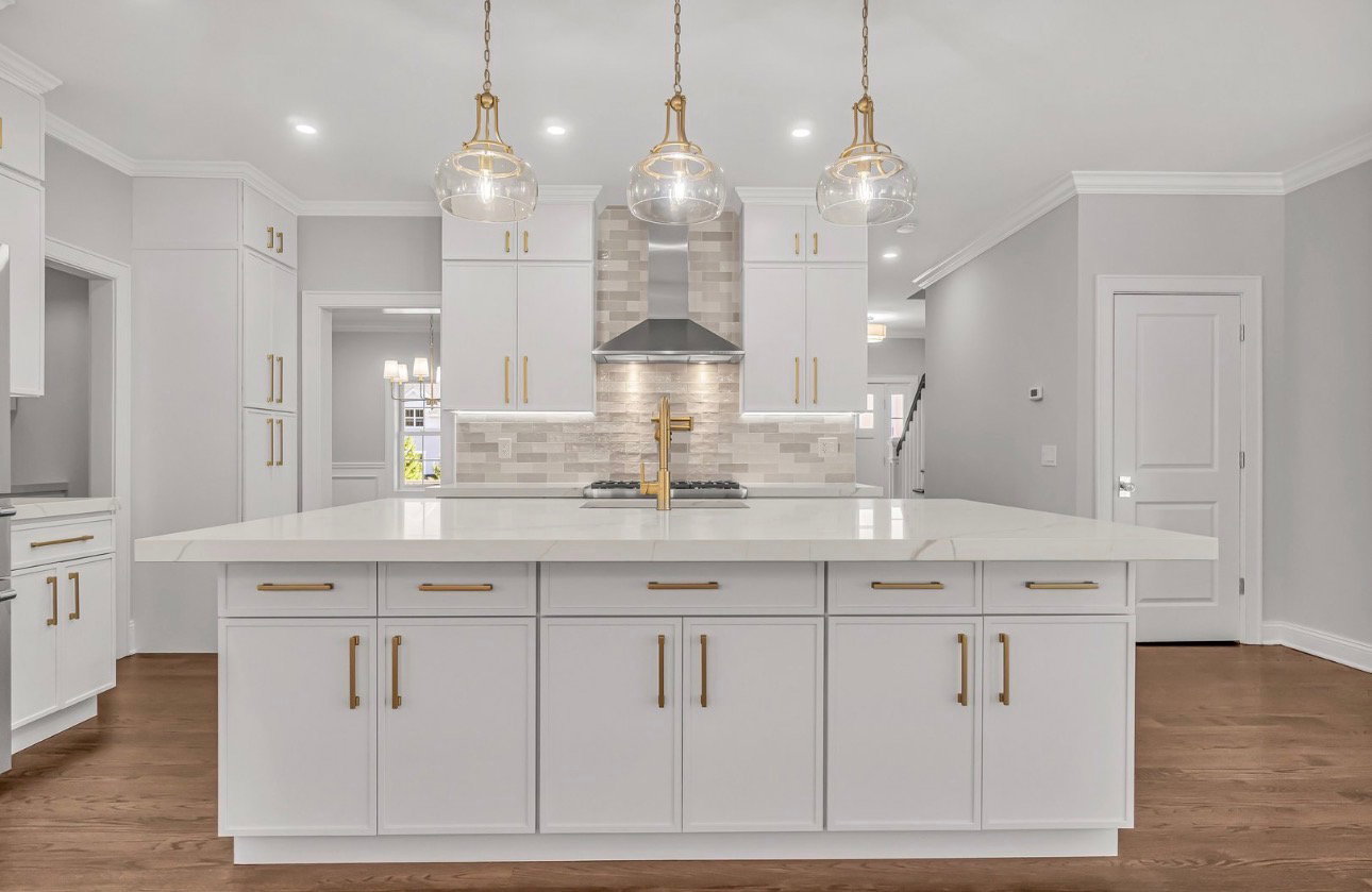 Slim White shaker with 203 Gold Calacatta Quartz