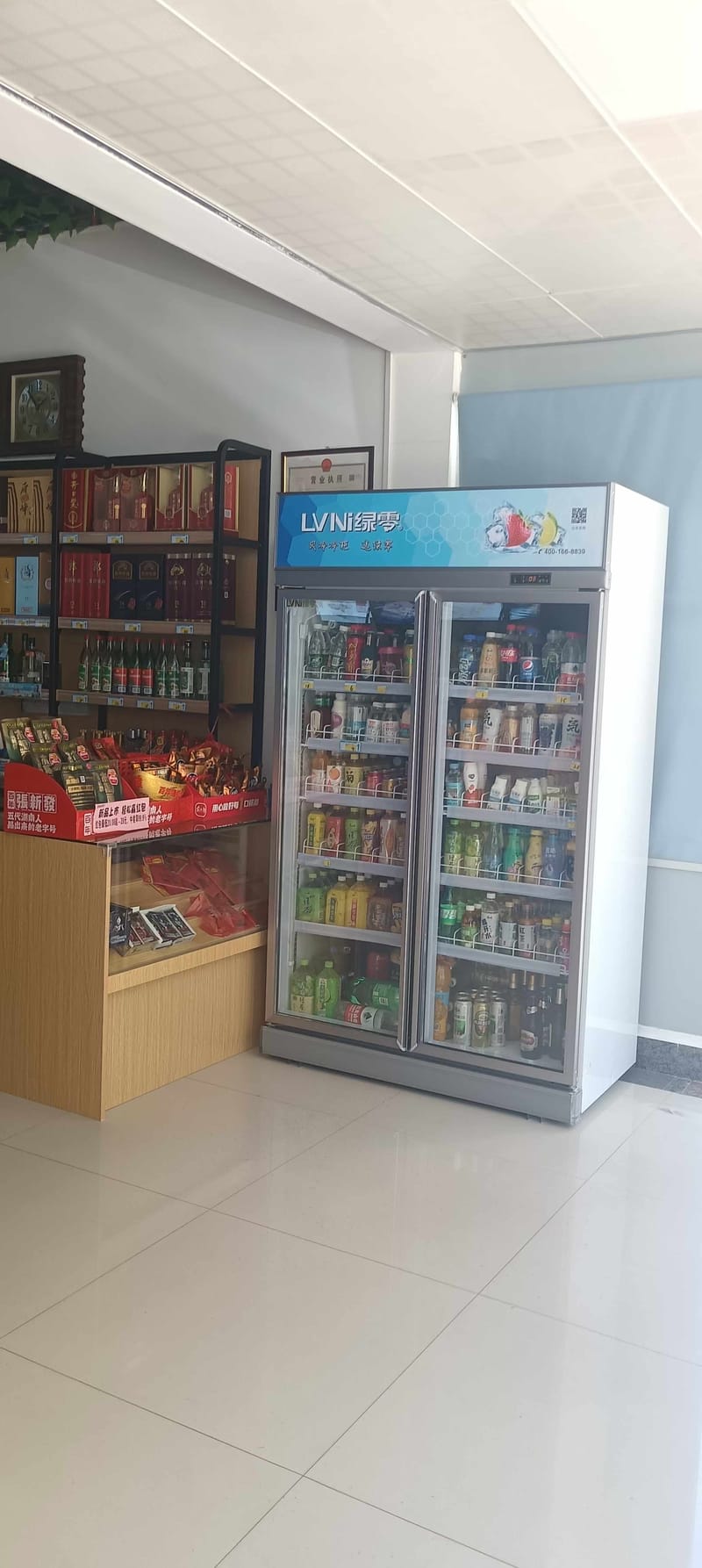 How to prevent the freezer display cabinet from fogging？