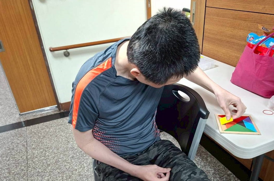規劃並執行住民團體活動、個別關懷訪視及情緒支持服務
