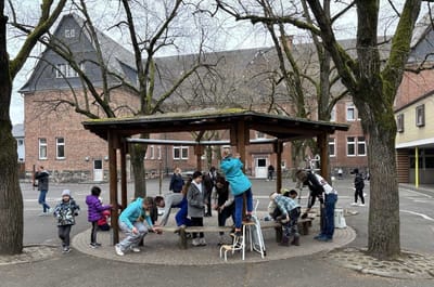 Malerischer Schulhof