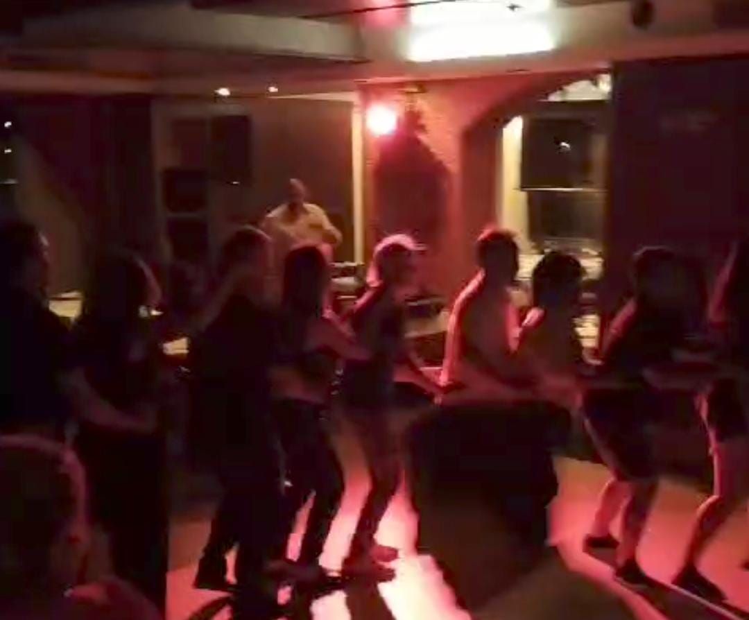 TODO EN UN SOLO LUGAR: CENA, SHOW Y DJ PISTA