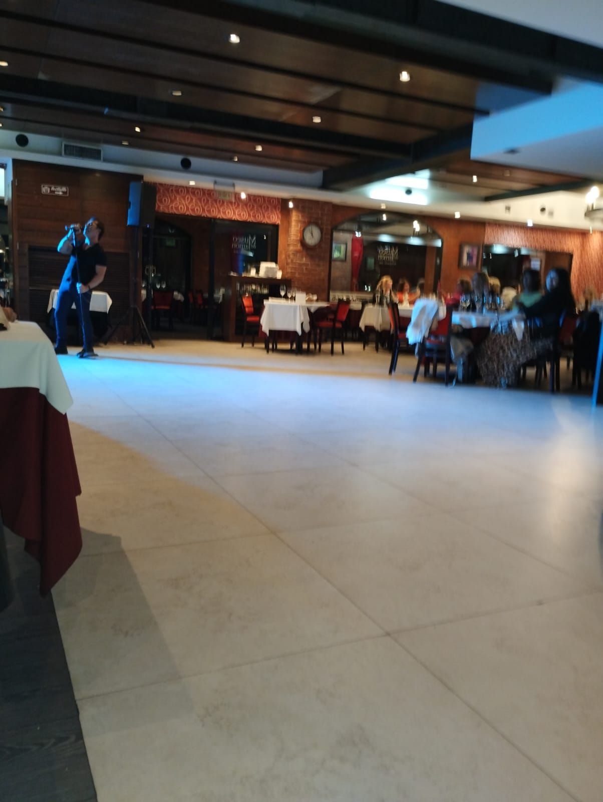 TODO EN UN SOLO LUGAR: CENA, SHOW Y DJ PISTA