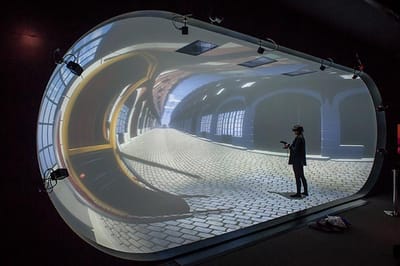 המהפכה המרחבית: למה הארגון שלכם חייב מערכת VR CAVE?