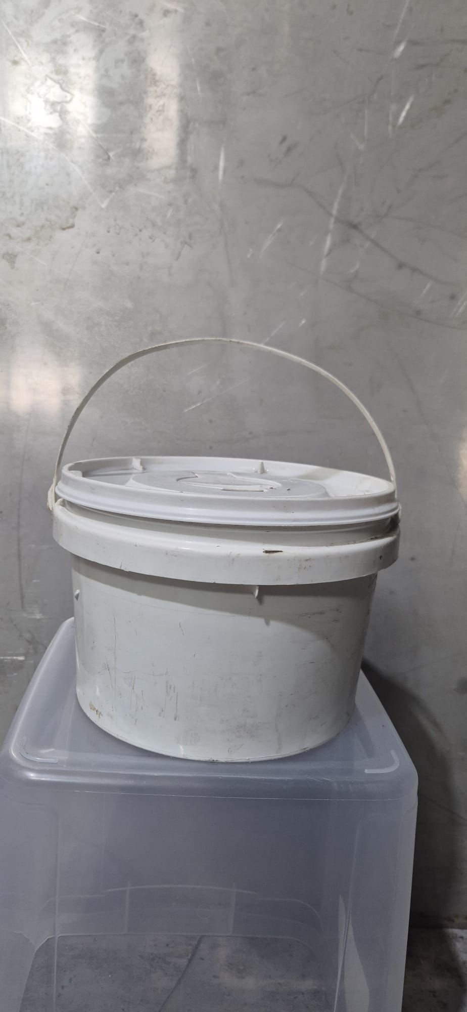 לחיצת מיכסה דלי