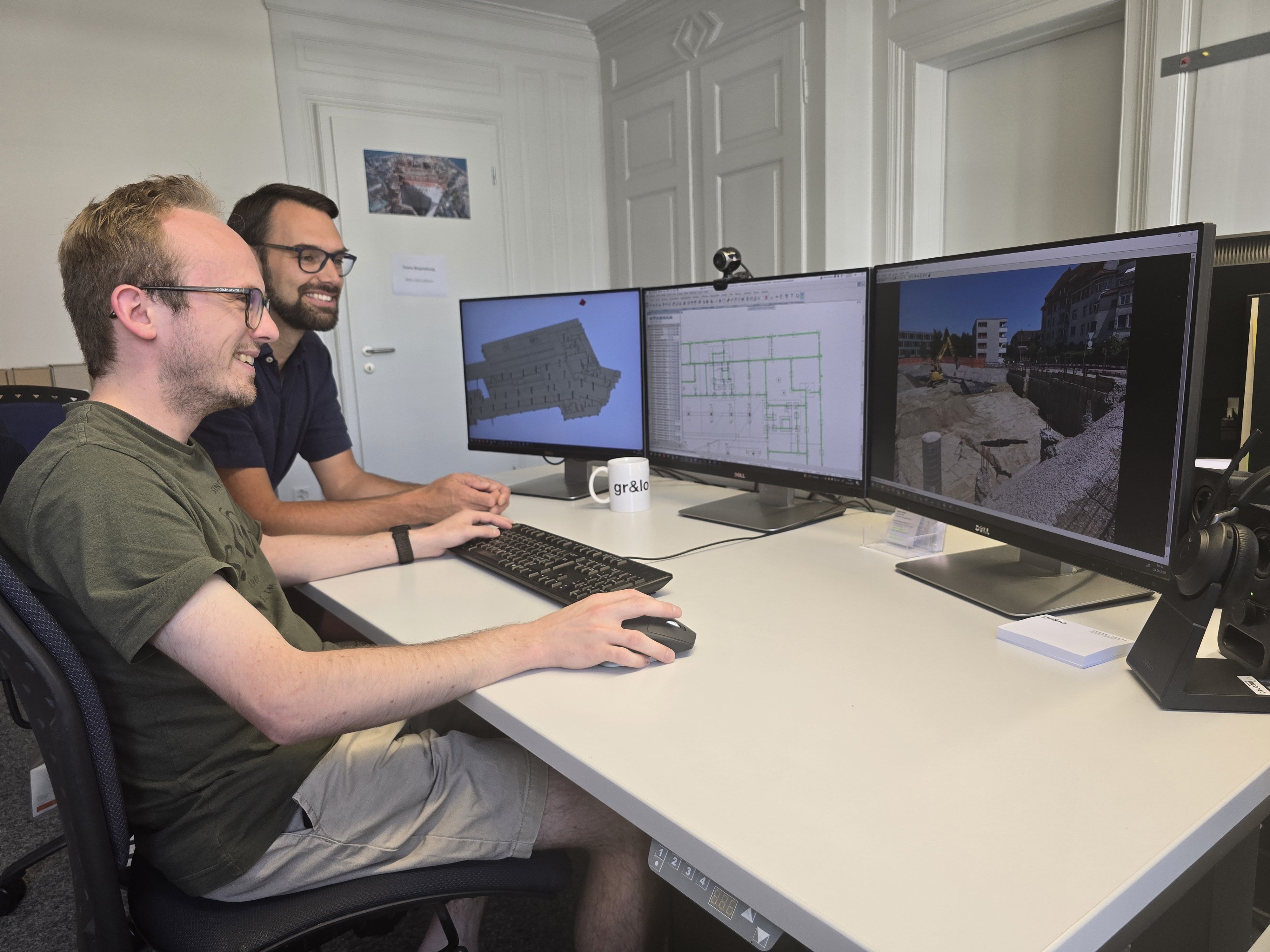 Detailbesprechung am 3D-Modell, (v.l.n.r.) Fabian Vetsch, Zeichner EFZ und Jean Morier, Bauingenieur, Ingenieurbüro Grünenfelder & Lorenz AG, St. Gallen