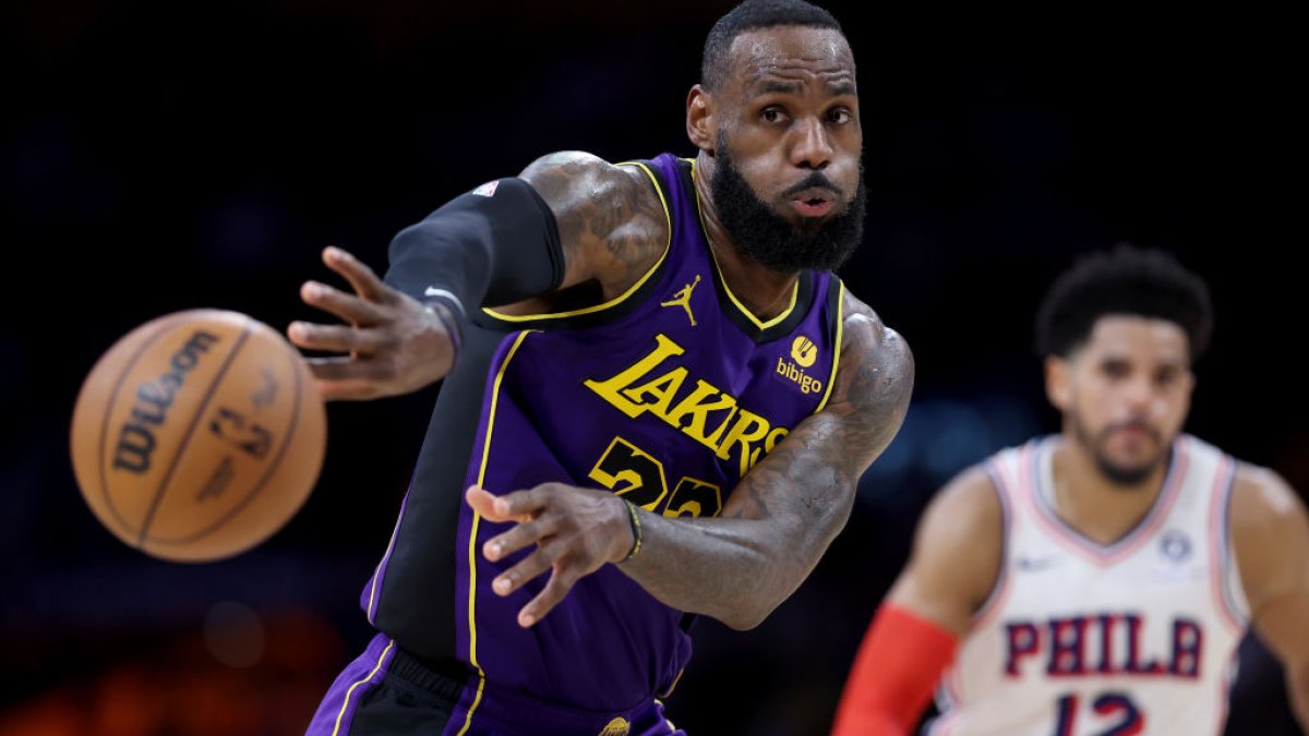 FAMOUS NBA LEGEND LeBRON JAMES EXPANTIATED OF THE HEAVY RING CULTURE SURROUNDING THE USA NBA.