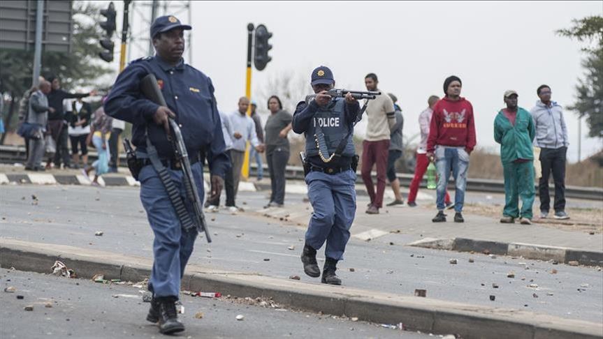 SOUTHAFRICA  POLICE ALLEDGEDLY FIRED RUBBER BULLETS: 67INJURED, YOUTHDAY MARCHERS.