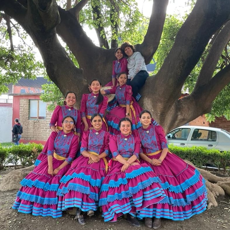 La Juventud y la Experiencia de Sara Bravo han logrado un equipo de alto rendimiento y respetuoso dentro y fuera de los lienzos. Fuente de la foto Facebook