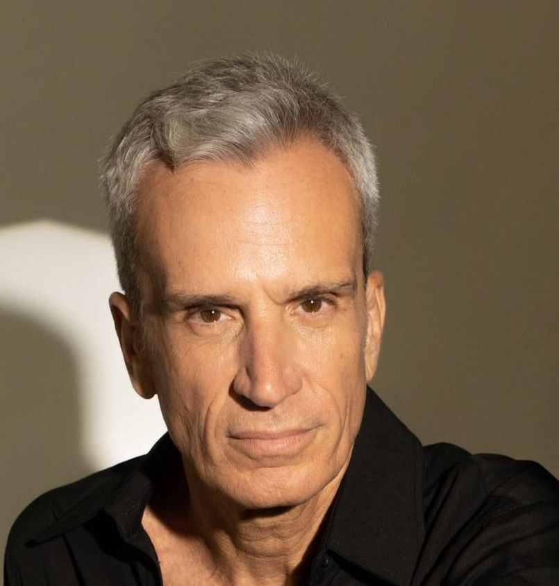 היו לו תוכניות, מסע אישי מהרדיו והטלוויזיה אל האדם שמאחורי המסך