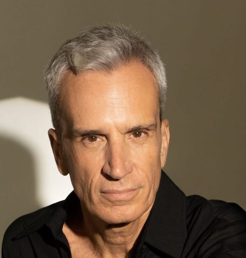 היו לו תוכניות, מסע אישי מהרדיו והטלוויזיה אל האדם שמאחורי המסך